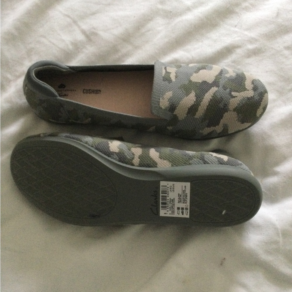 Clarks carly dream camo kaki flats 8.5, fits like 8